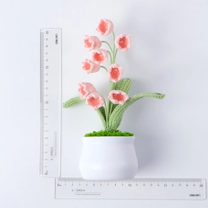 Muguet en pot fait main au crochet hauteur 18cm avec échelle de mesure