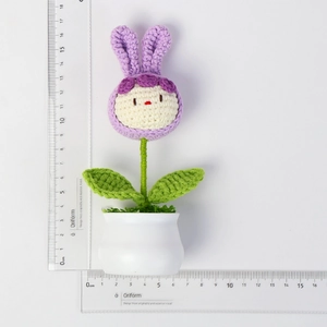 Détail de la taille du pot de fleur lapin au crochet fait main mesurant 17cm de hauteur