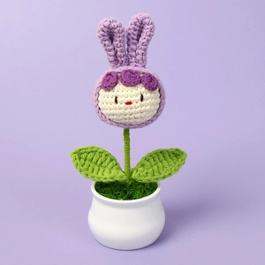Plante en pot lapin crochetée à la main avec oreilles violettes pour décoration