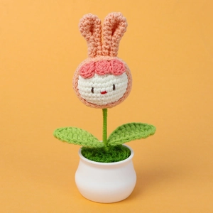Plante en pot lapin crochetée à la main avec visage mignon et feuilles vertes