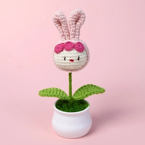 Plante lapin au crochet faite main sur fond rose pour décoration et cadeaux