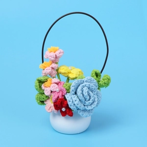 Bouquet de roses bleues au crochet fait main dans un pot blanc avec poignée en métal