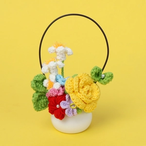 Bouquet de roses au crochet fait main en pot blanc avec structure métallique circulaire