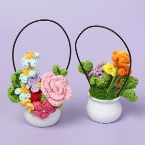 Vue détaillée de deux pots de fleurs en crochet faits main avec des fleurs en fil