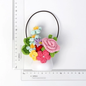 Panier de roses au crochet fait main dans un pot blanc avec anse, taille 7x13,5 cm