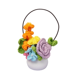 Panier de fleurs au crochet fait main avec roses colorées et poignée ronde noire