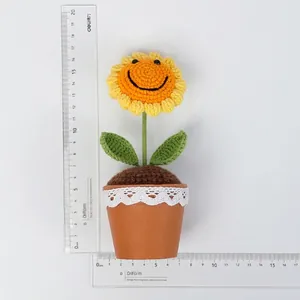 Afmetingen van de handgemaakte gehaakte zonnebloem in pot met een hoogte van 17cm