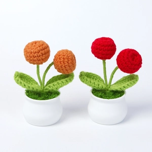 Mini plantes au crochet faites à la main avec fleurs oranges et rouges en pots blancs