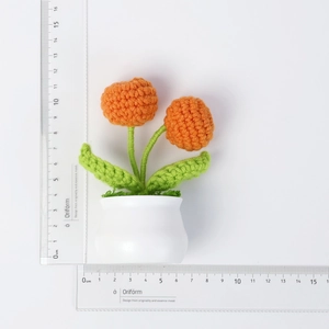 Plante fleurie orange crochetée à la main en pot blanc avec mesure de 11 cm