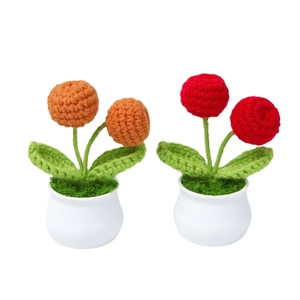 Plantes en pot au crochet faites main en orange et rouge avec vases en céramique blanche
