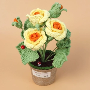 Plante de roses au crochet faite main avec fleurs jaunes et petite coccinelle