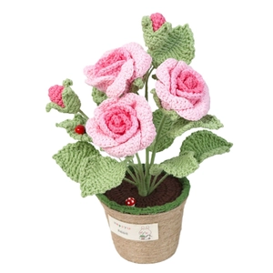 Bonsaï de roses roses au crochet fait main avec fleurs tricotées et étiquette lapin sur blanc
