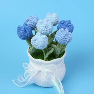 Handgefertigte gestrickte blaue Tulpen im weißen Topf als Wohndekoration