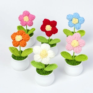 Handgefertigte Häkelblumen im 6er Set als bunte Mini Schreibtischdekoration