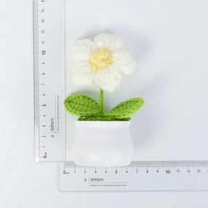 Handgefertigte gehäkelte weiße Blume im Topf, Mini-Schreibtischdeko, 11,5 cm hoch