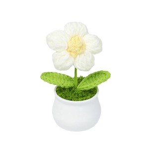 Handgefertigte gehäkelte Blume im weißen Keramiktopf für Deko im Home Office