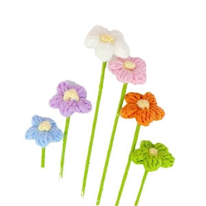 Fiori all'uncinetto fatti a mano in sei colori con steli per decorazioni domestiche fai da te