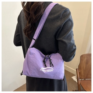 Détail du sac à bandoulière en nylon violet imperméable avec logo pour sport et loisirs