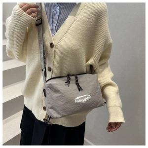 Détail du sac à bandoulière FANYISSA en nylon gris avec sangle réglable amovible
