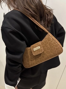 Sac sous le bras à imprimé léopard rétro avec boucle dorée porté à l'épaule