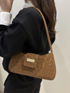 Sac baguette léopard en faux daim chic avec boucle en métal doré pour femmes tendance