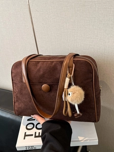 Sac à Épaule Vintage en Simili Daim PU Mate Femme Grande Capacité Décontracté Fourre-Tout Avec Pendentif en Peluche