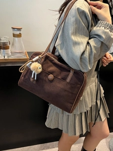 Grand sac à bandoulière en daim marron pour femme avec un joli charm de mouton blanc