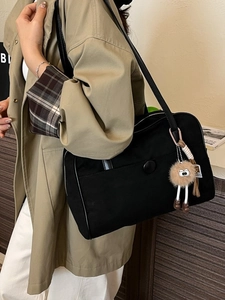 Grand sac fourre-tout noir pour femme avec un charmant pendentif en peluche doux