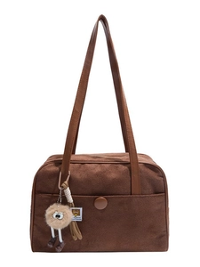 Sac cabas rétro mat en daim marron foncé avec bandoulières et breloque en peluche