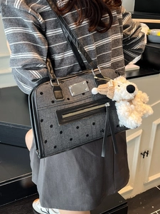 Sac à épaule en jean gris à pois noirs avec un adorable pendentif chien peluche