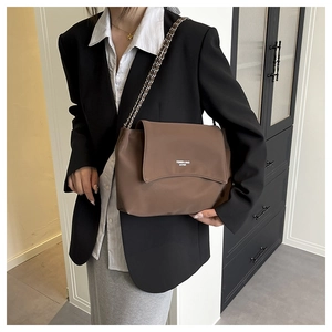Sac à bandoulière en cuir marron avec chaîne et lettrage élégant pour femmes tendance