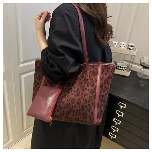 Dettaglio della borsa tote in pelle scamosciata bordeaux leopardata con pochette abbinata