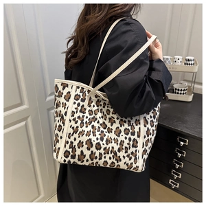Borsa tote leopardata indossata a spalla che mostra grande capacità e design trendy