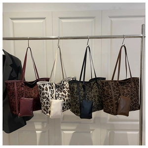 Dettaglio di borse tote leopardate in bordeaux, crema, verde e marrone con pochette coordinate