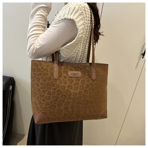 Detailansicht der Tragetasche mit Leopardenmuster, Lederbesatz und Markenlogo