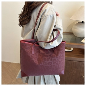 Detailansicht der großen burgunderroten Tote Bag mit Leopardenmuster und Lederriemen