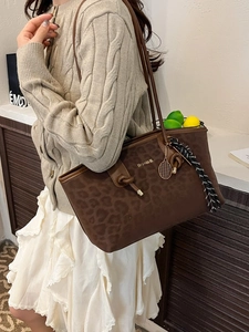 Sac sous le bras à motif léopard avec pendentif en métal et détails de longues franges