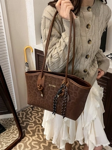 Sac sous le bras à motif léopard avec texture mate et breloque ruban rayé décoratif