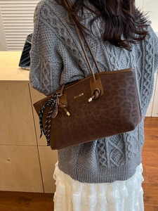 Sac fourre-tout à imprimé léopard pour femmes avec lanières en cuir et logo doré