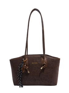 Sac bandoulière imprimé léopard marron avec logo doré et charme tressé sur blanc