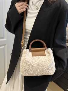 Schicke beige Plüsch-Handtasche mit braunen Kunstharzgriffen und Umhängeriemen aus Leder