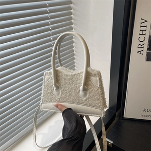 Borsa a tracolla chic in ecopelliccia bianca con manici in pelle per l'inverno