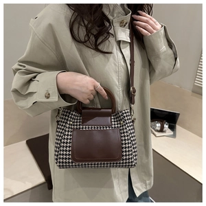 Détails du sac à main en pied-de-poule avec bordure en cuir marron et poignée ronde en bois