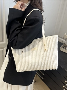 Sac cabas beige en velours côtelé avec lanières en cuir pour tenue d'hiver quotidienne