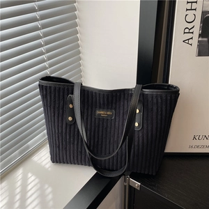 Elegante borsa tote in velluto nero con cinturini in pelle e rivetti per il pendolarismo