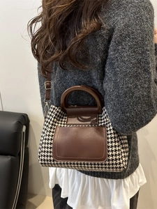 Sac à main pied-de-poule pour femme avec détails en cuir marron porté à l'épaule