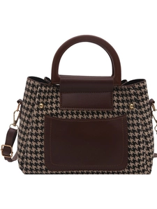 Sac à main pied-de-poule classique avec bordure en cuir marron et poignée ronde sur blanc
