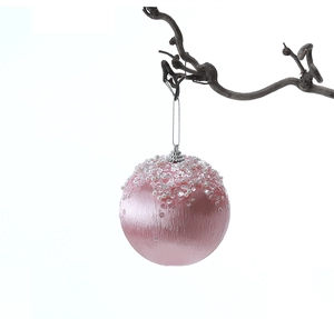 Dettaglio pallina di Natale rosa da 8cm con finitura in seta, perle e paillettes