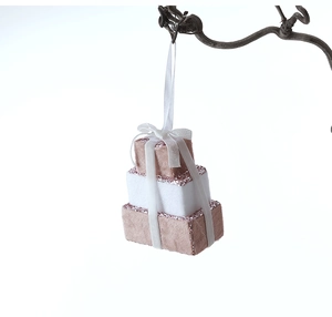 Dettaglio di ornamenti a forma di scatole regalo rosa e bianche con glitter e nastri