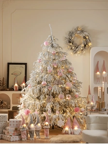 Dettaglio degli addobbi rosa per albero di Natale con pini bianchi e gnomi luminosi